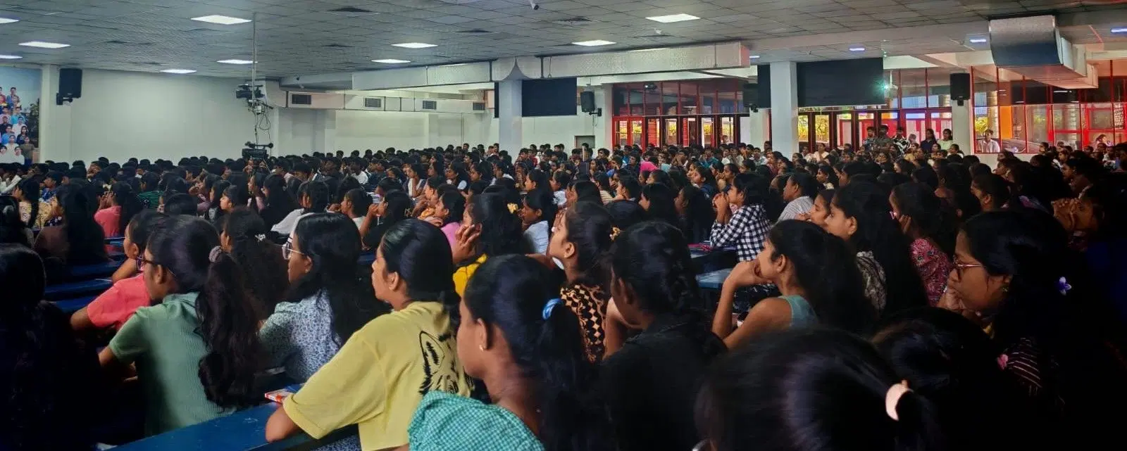සිසුන්ගෙන් පිරී ගිය දේශන ශාලාවක්, පේළි කිහිපයක් පුරා