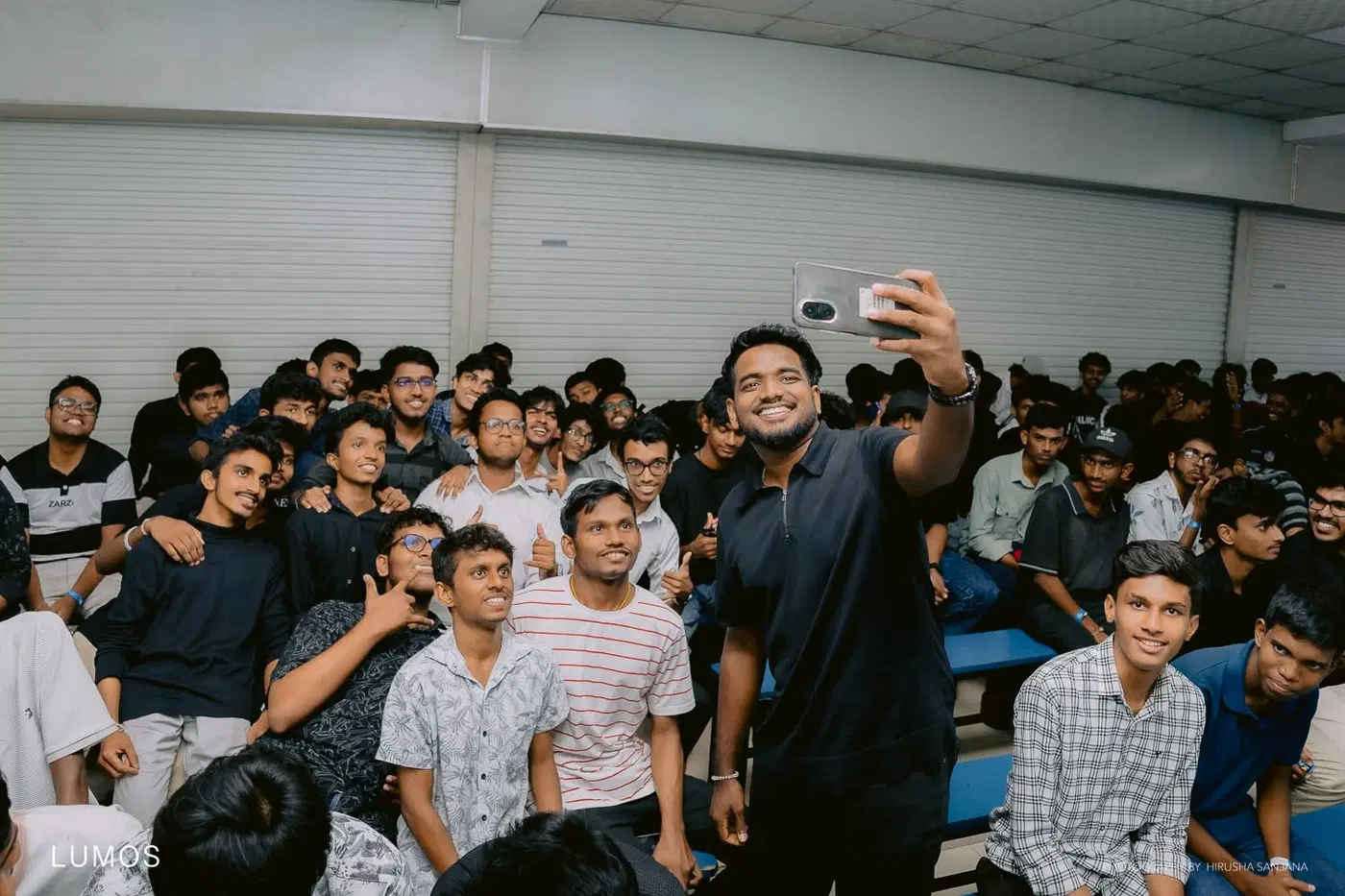 සෙල්ෆි ඡායාරූපයක්, පසුබිමේ විශාල සිසු සමූහයක්